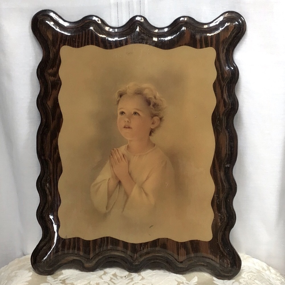 VTG Portrait of Child Praying Resin Covered on Wood with Bracket - Picture 8 of 8